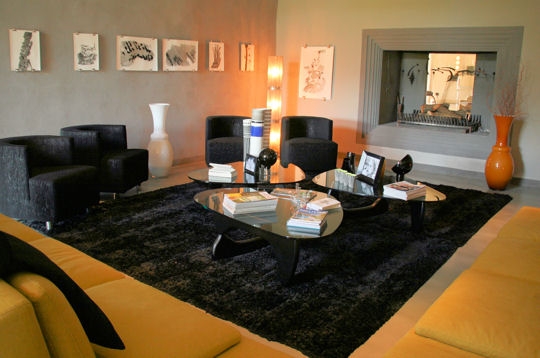 Salon moderne un mas provençal version design par gérard faivre ... Salon design moderne