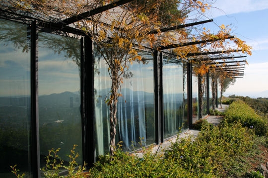 Une villa de verre face � la mer